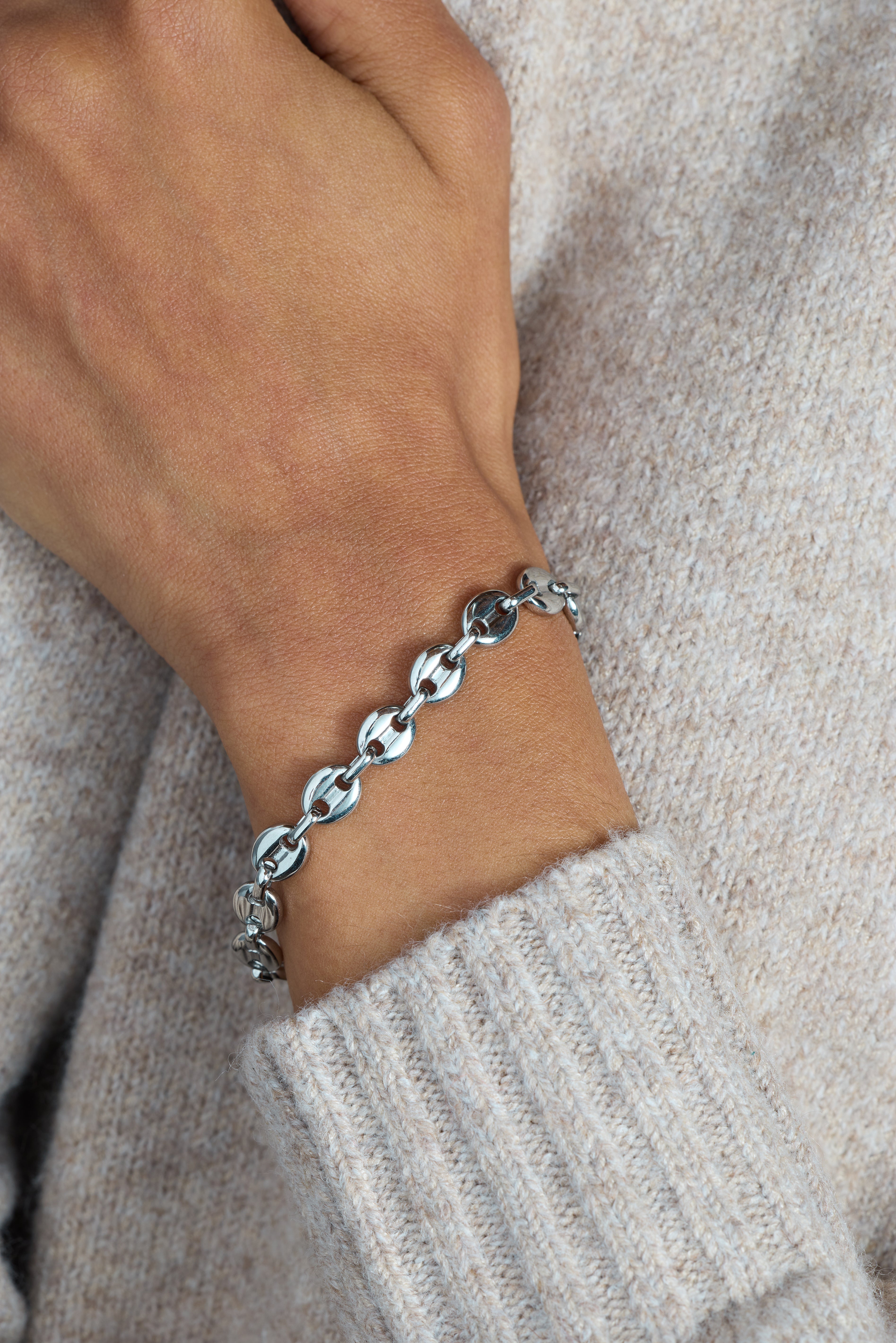 AA26-R-Holiday-Layering-Chains-Lifestyle-02