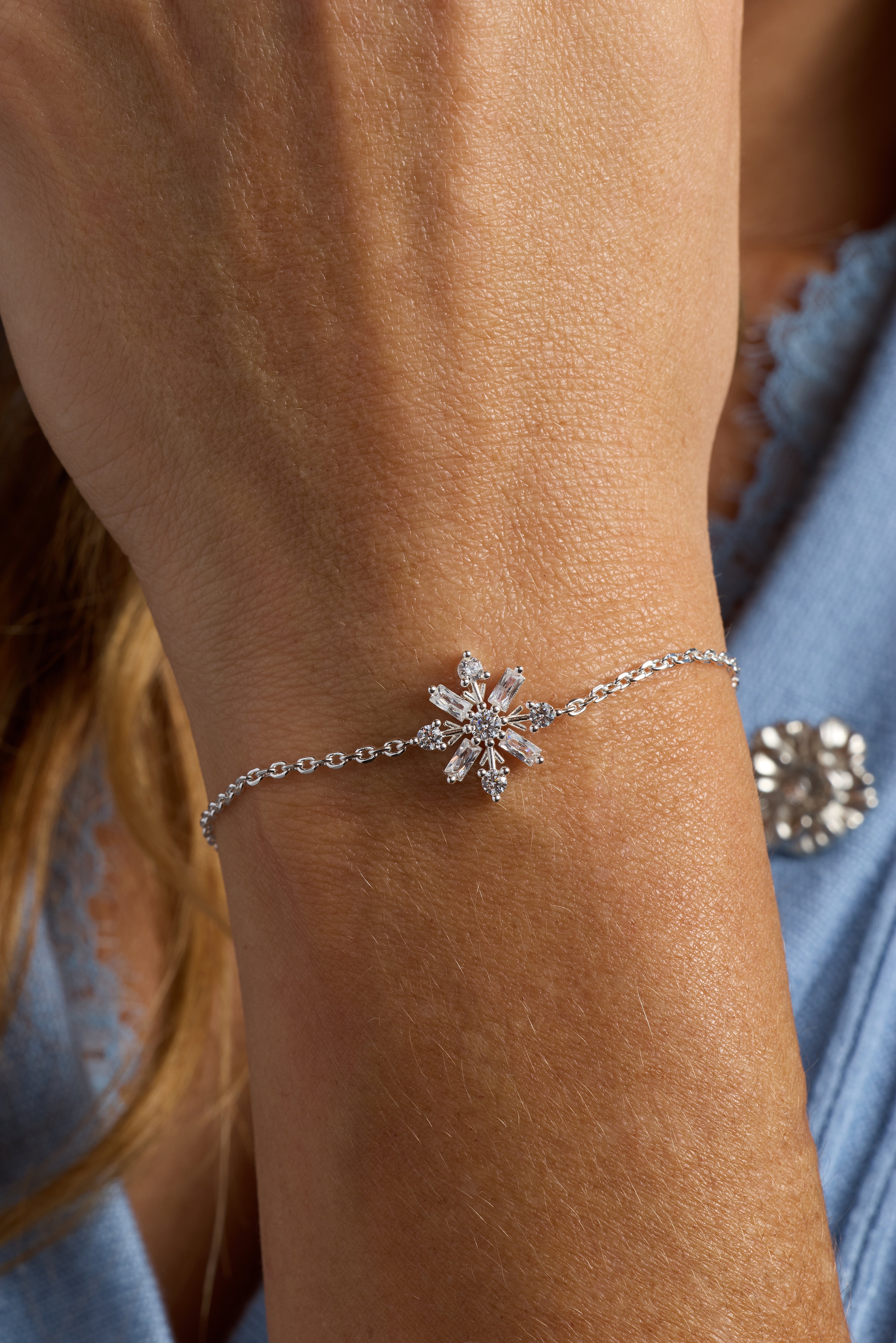 AA26-R-Holiday-Radiant-Snowflake-Lifestyle-05
