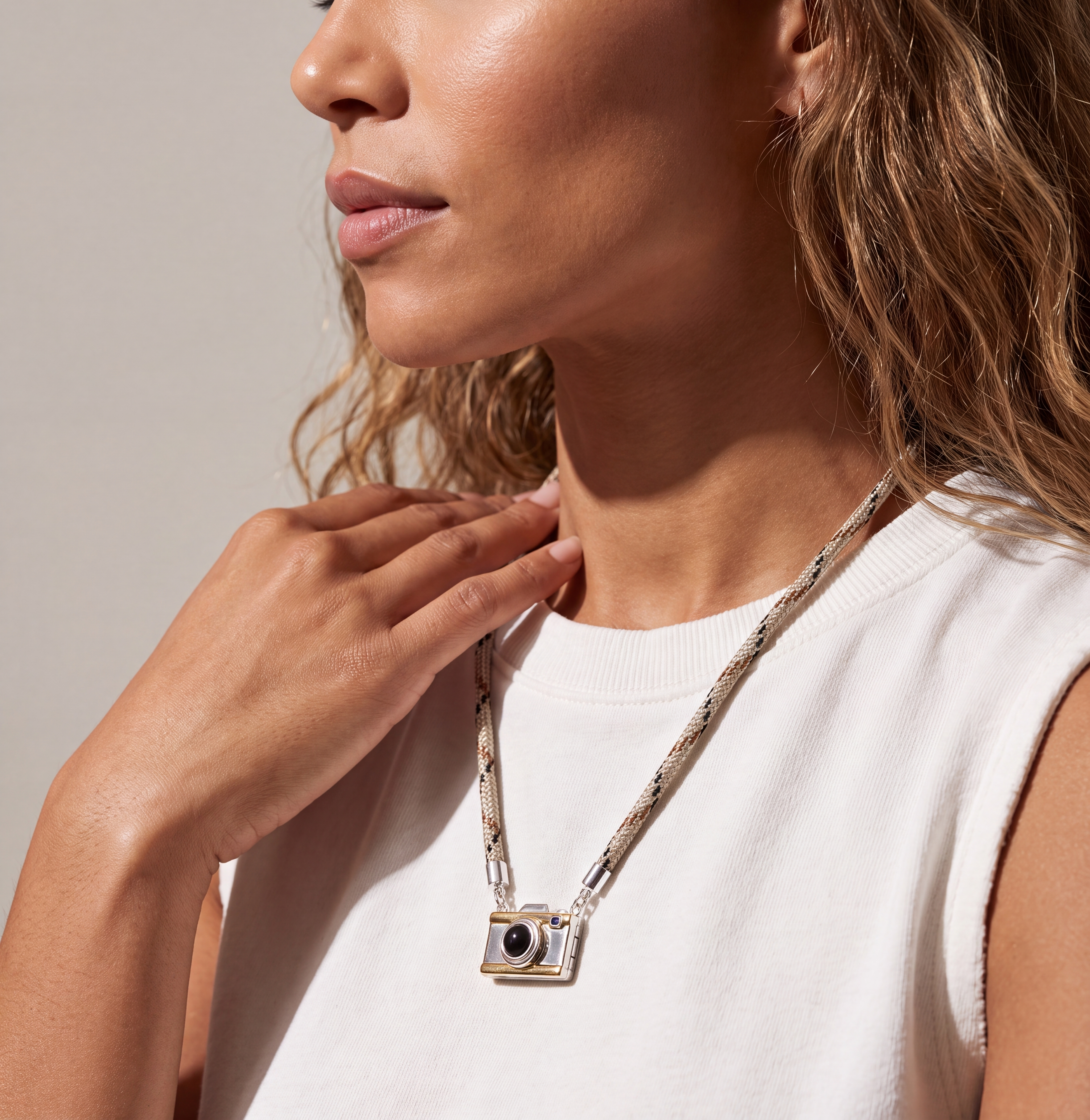 alex-and-ani_camera-locket-profile-necklace_260626_872e3d.png
