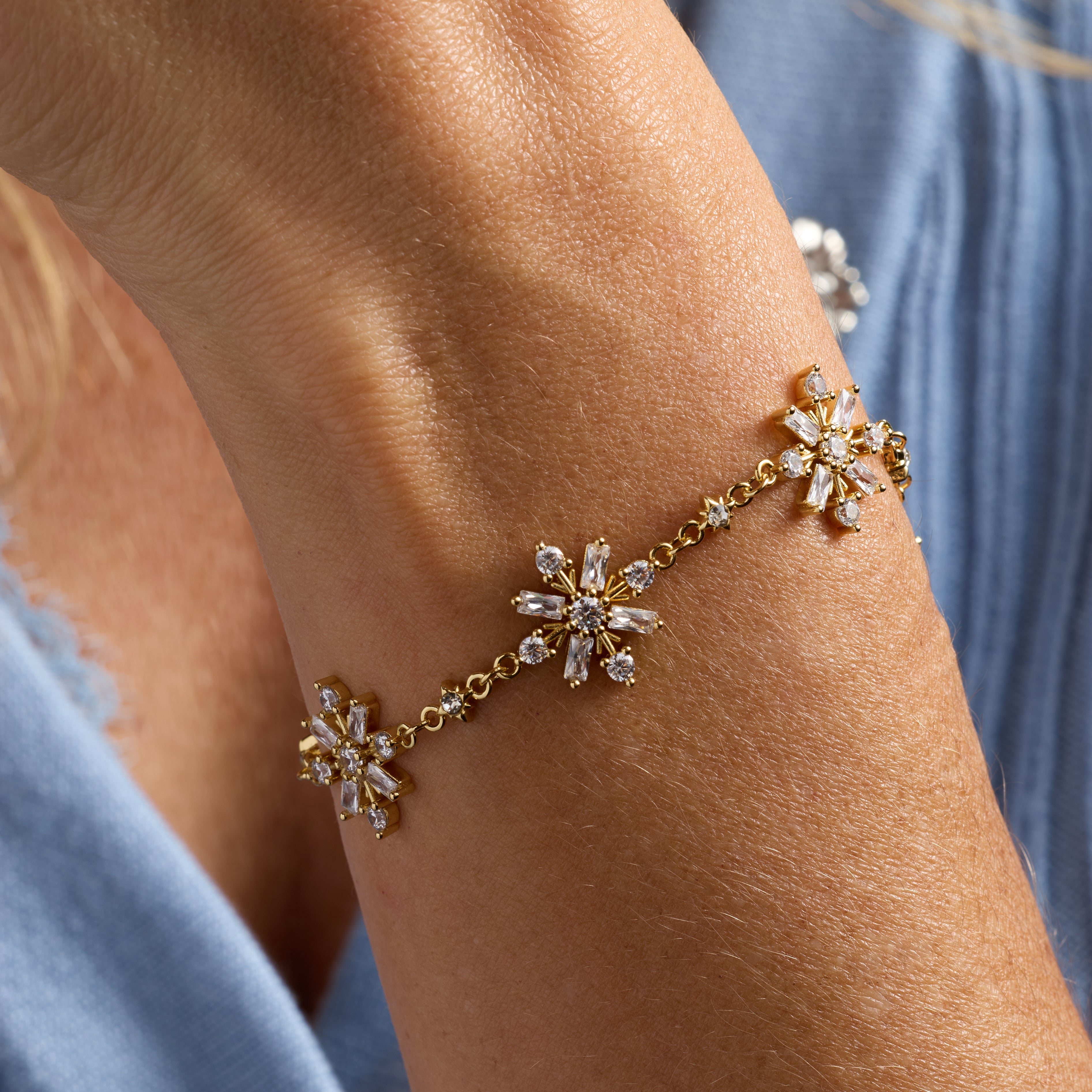 AA26-R-Holiday-Radiant-Snowflake-Lifestyle-01