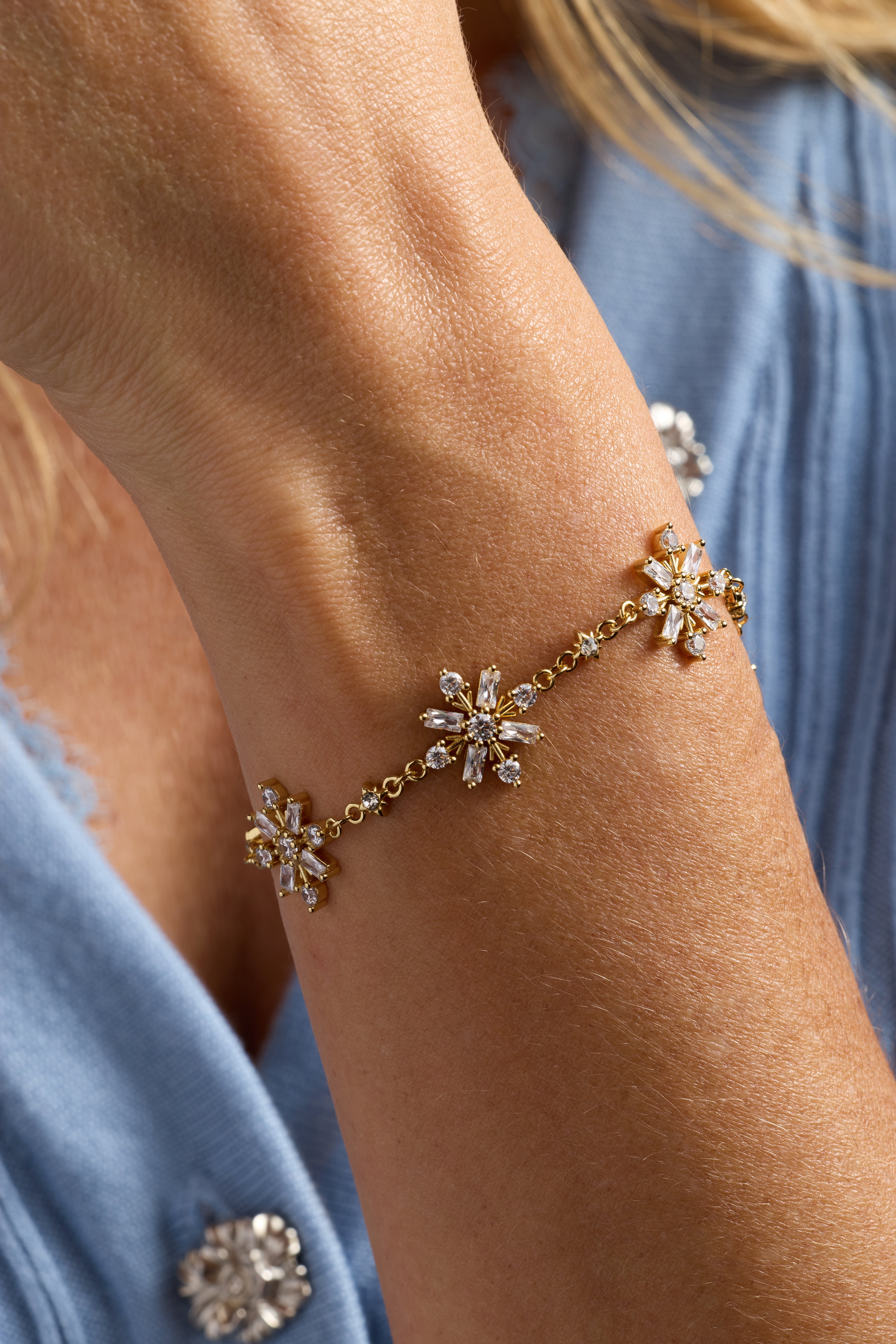AA26-R-Holiday-Radiant-Snowflake-Lifestyle-01