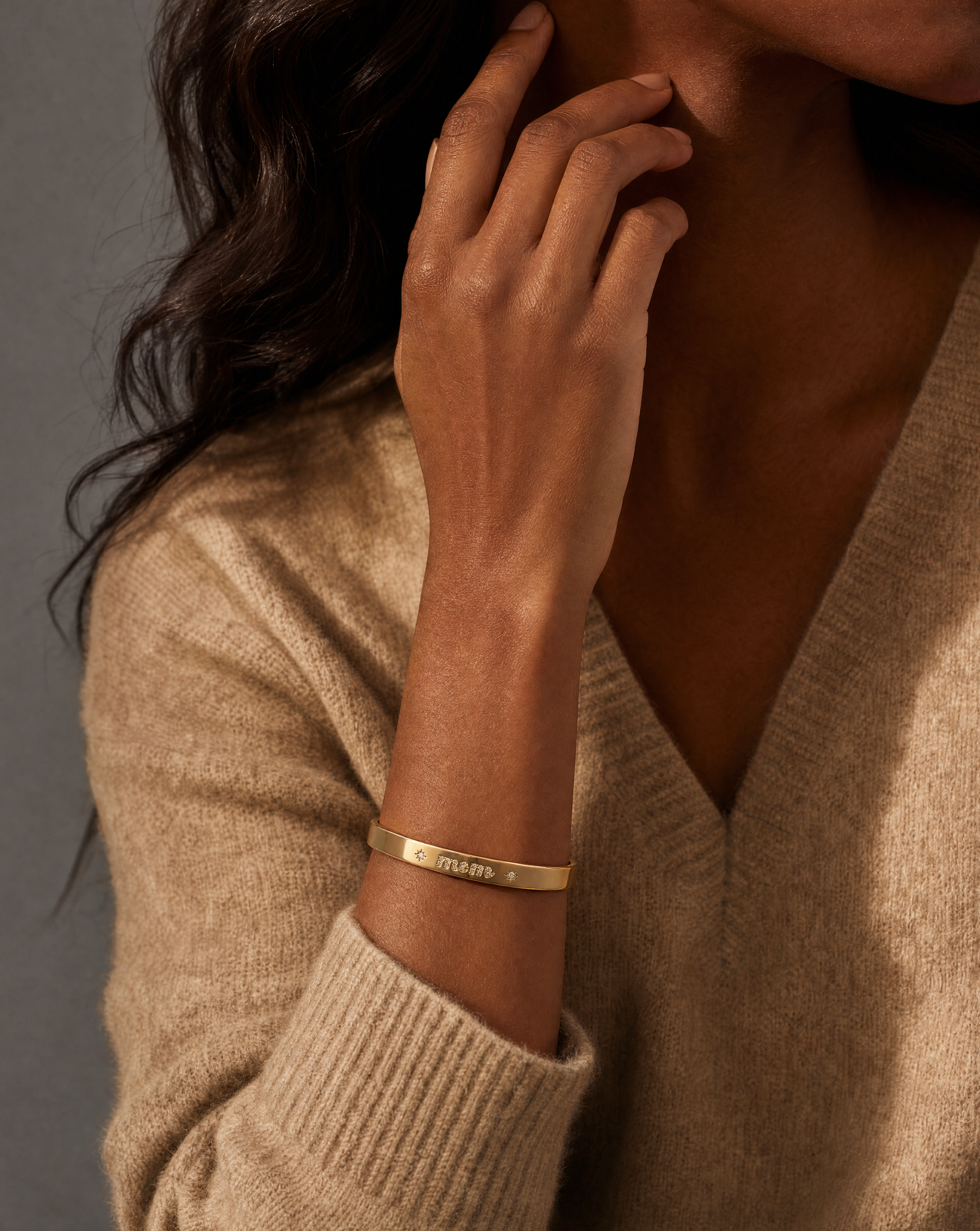 alex-and-ani_mom-cuff-jawline-touch_260901_c2cfb6.png