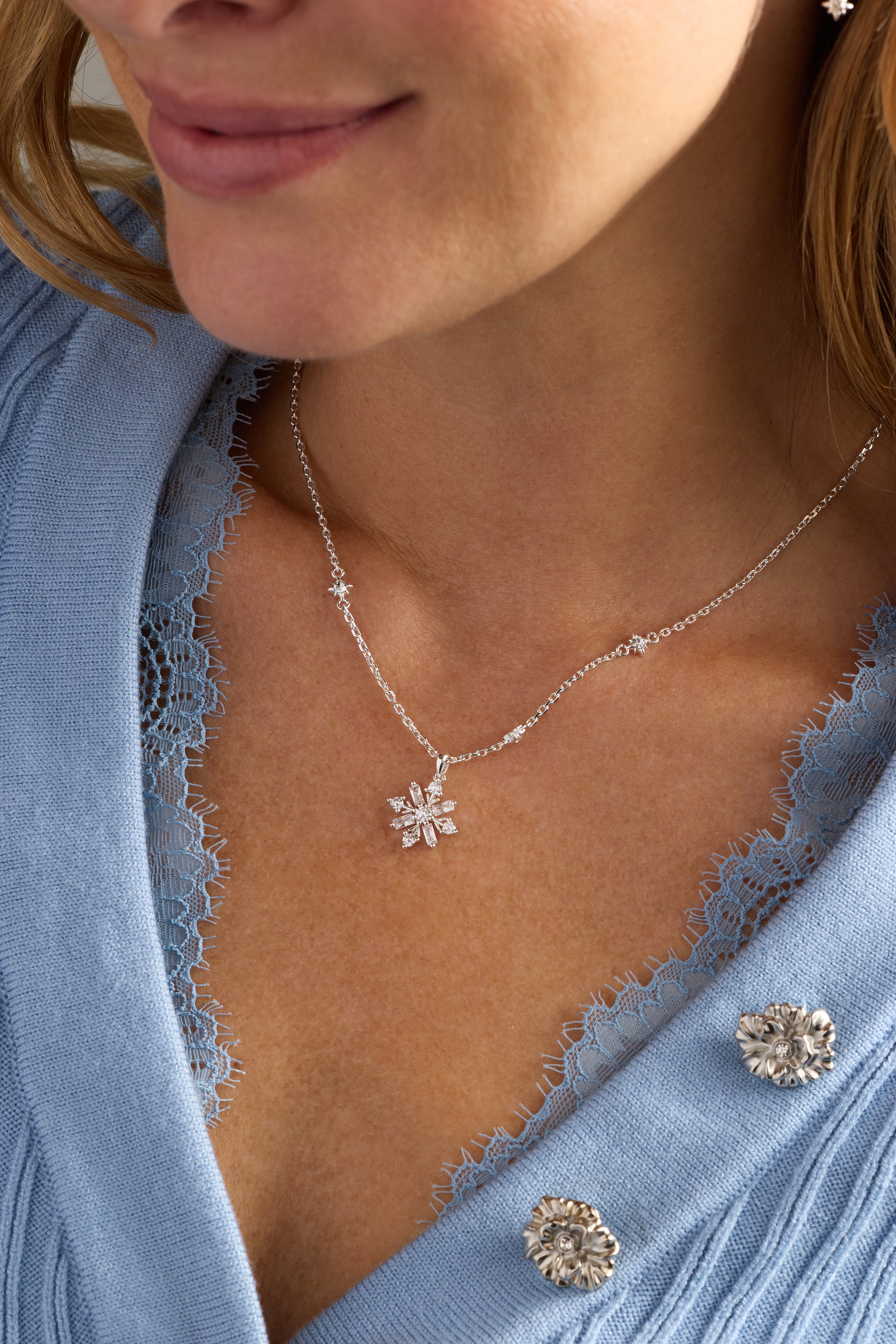 AA26-R-Holiday-Radiant-Snowflake-Lifestyle-08