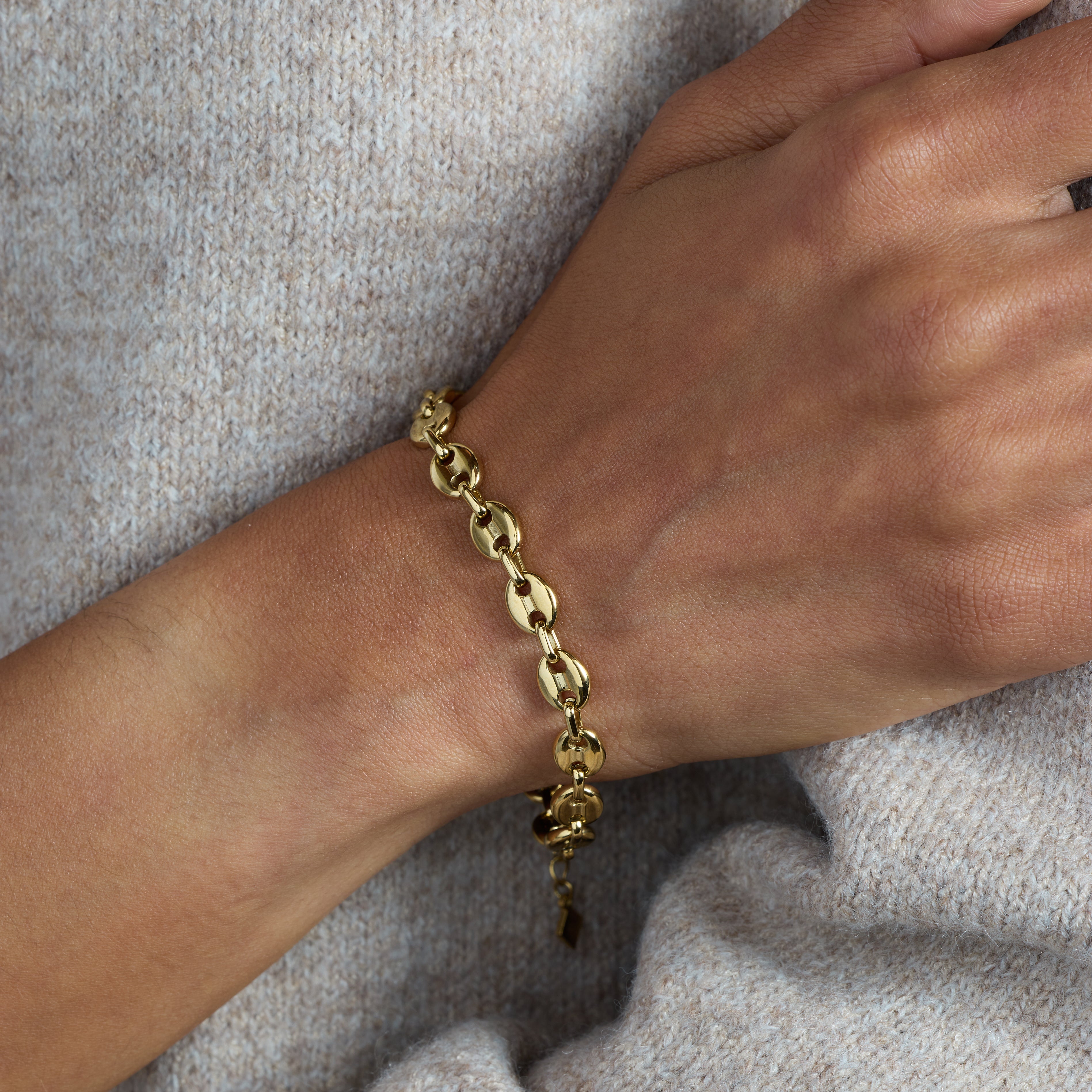 AA26-R-Holiday-Layering-Chains-Lifestyle-04