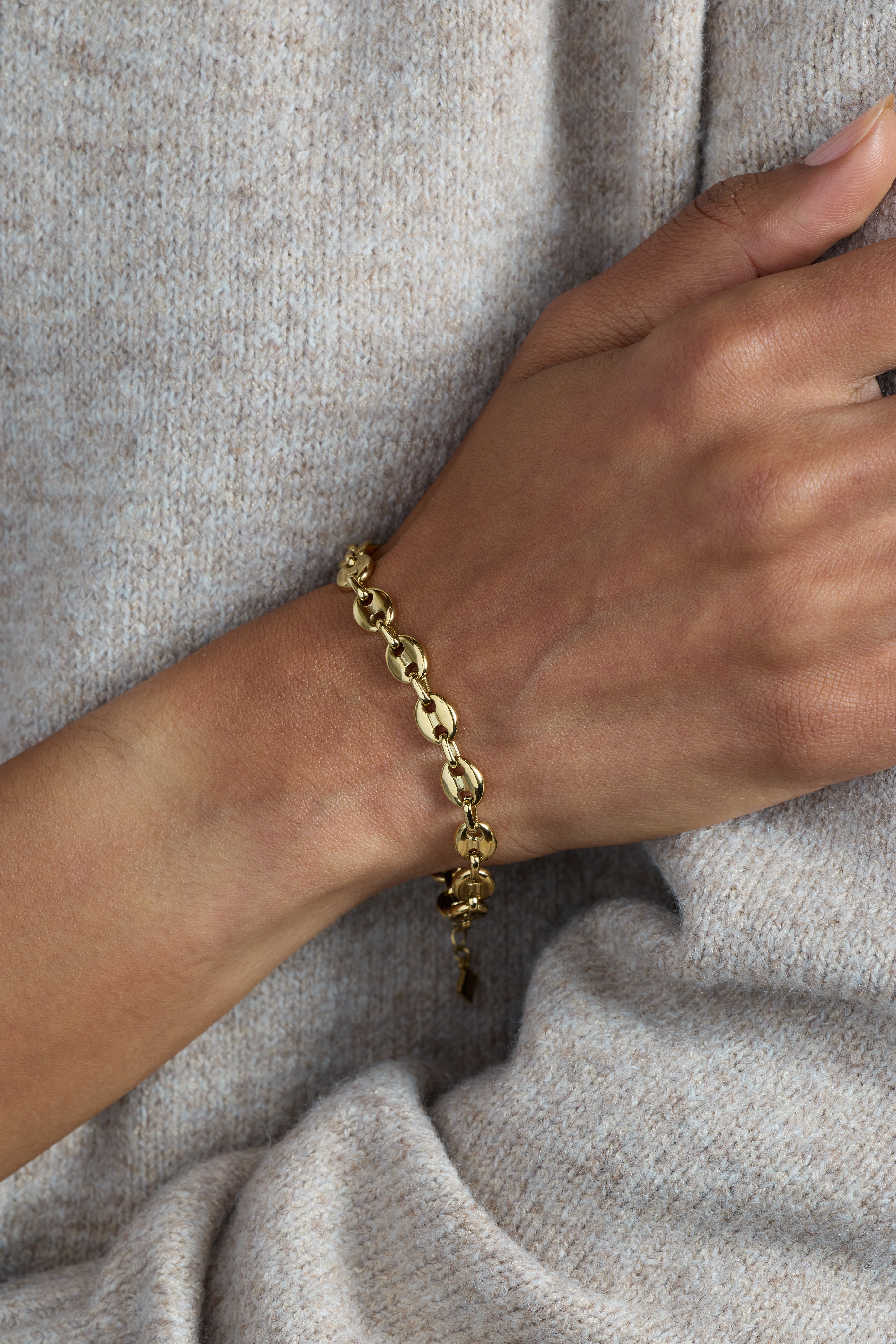 AA26-R-Holiday-Layering-Chains-Lifestyle-04